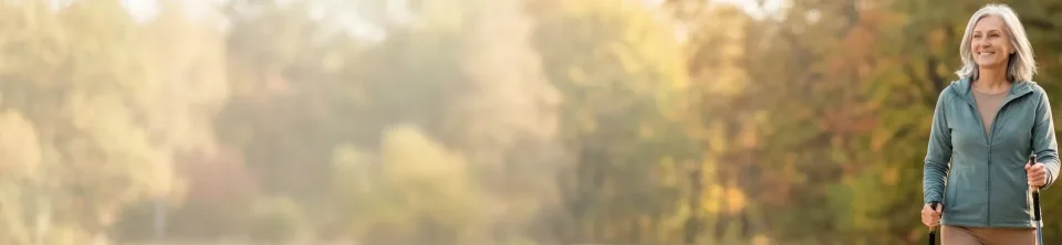 Chůze po šedesátce: Proč 10 000 kroků není nutnost a jak začít bez bolesti